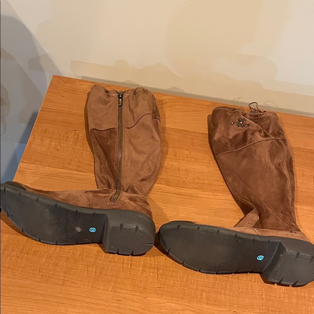 Women’s boots size 8M